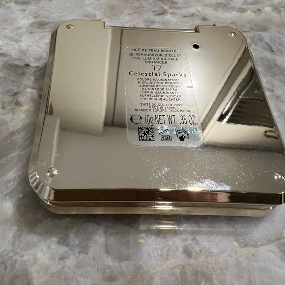 Cle de Peau Beaute Luminizing Face Enhancer - Picture 9 of 10